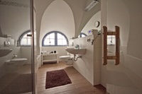 Badezimmer mit Dusche, Badewanne und Sauna